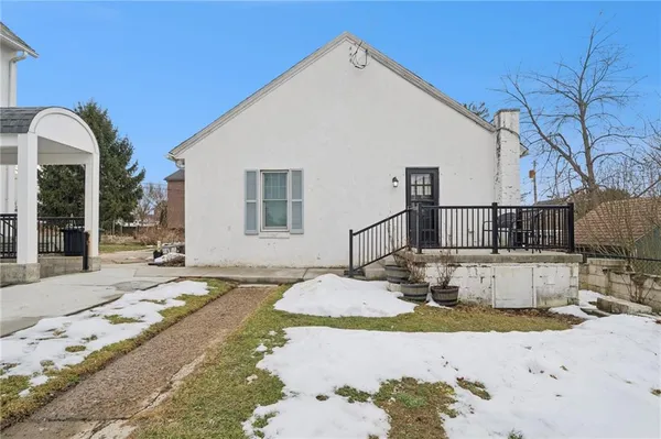 a view of a house with backyard