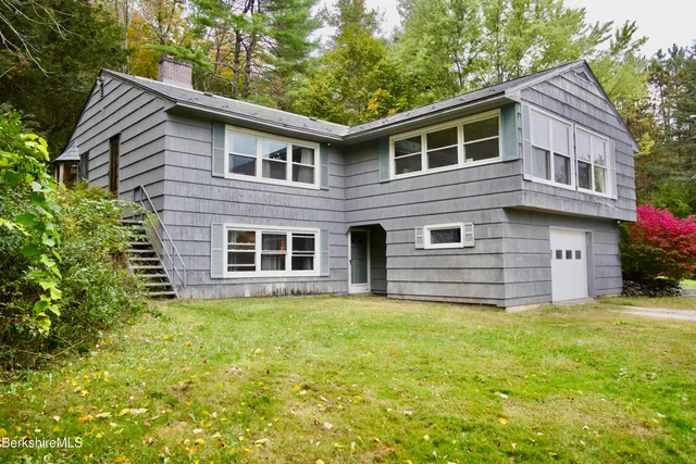 a view of a house with a yard