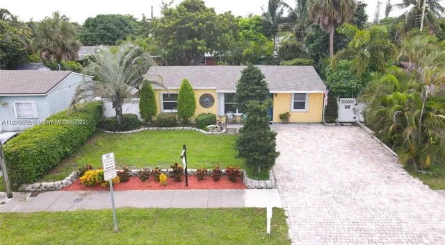 a view of a house with a yard