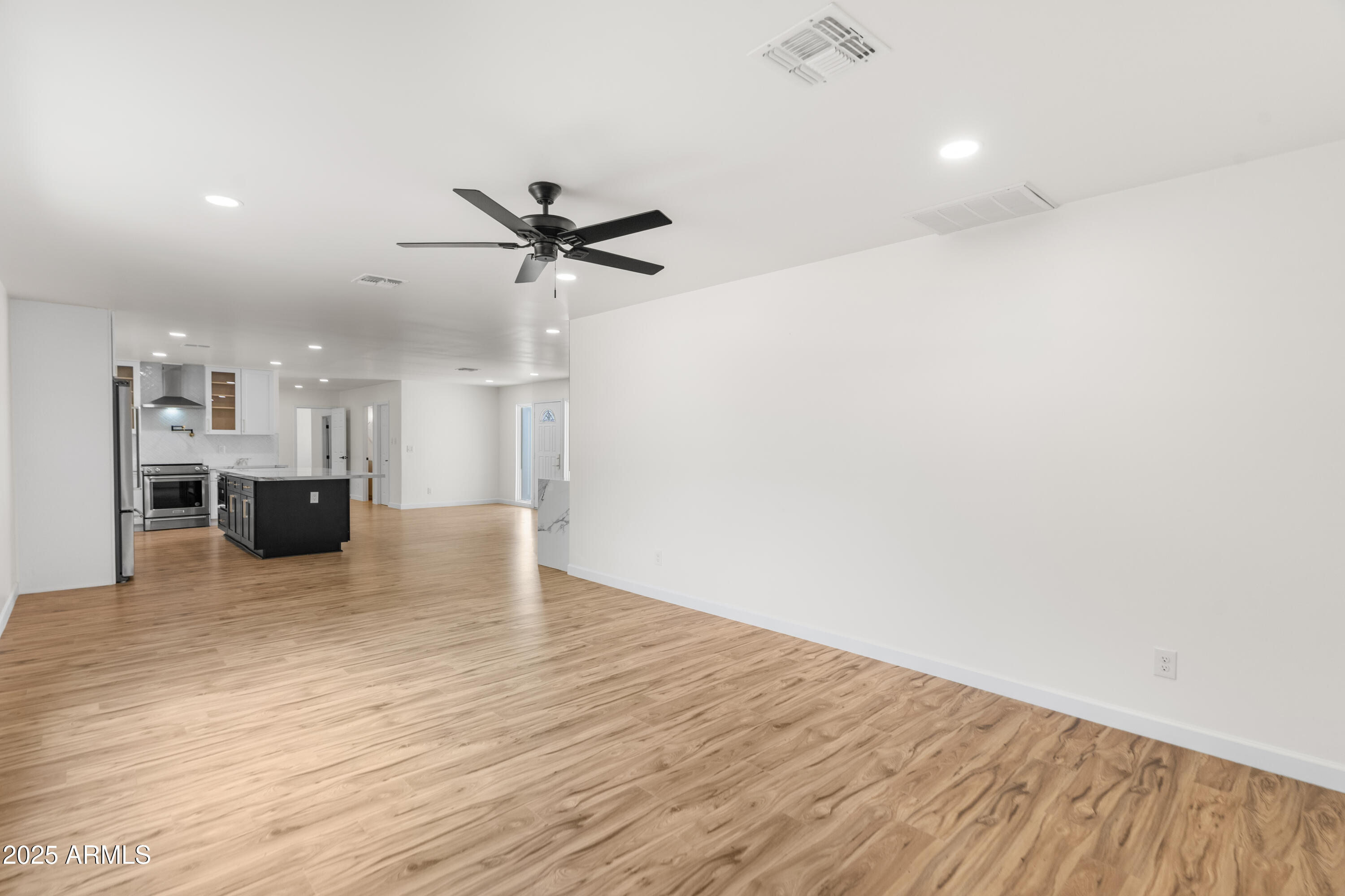2614 East Mountain View Road Phoenix, AZ 85028 - Photo 9 of 22 DSC06594