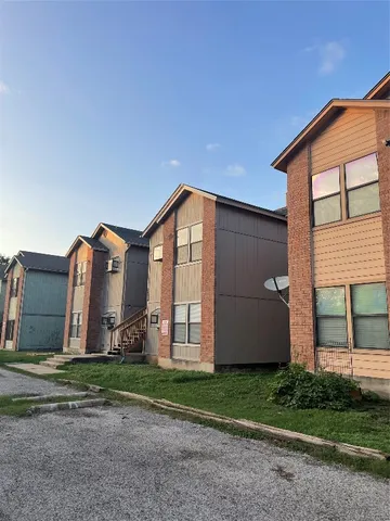 a front view of house with yard