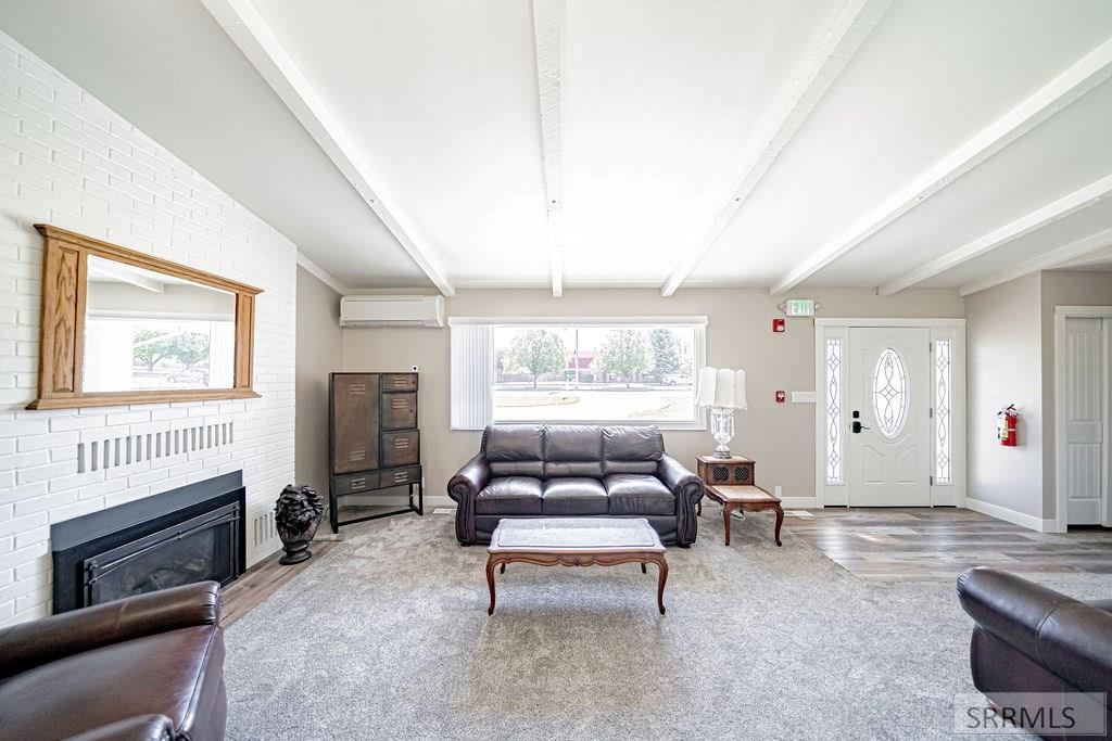 1005 Airport Road Blackfoot, ID 83221 - Photo 5 of 48 Living Room