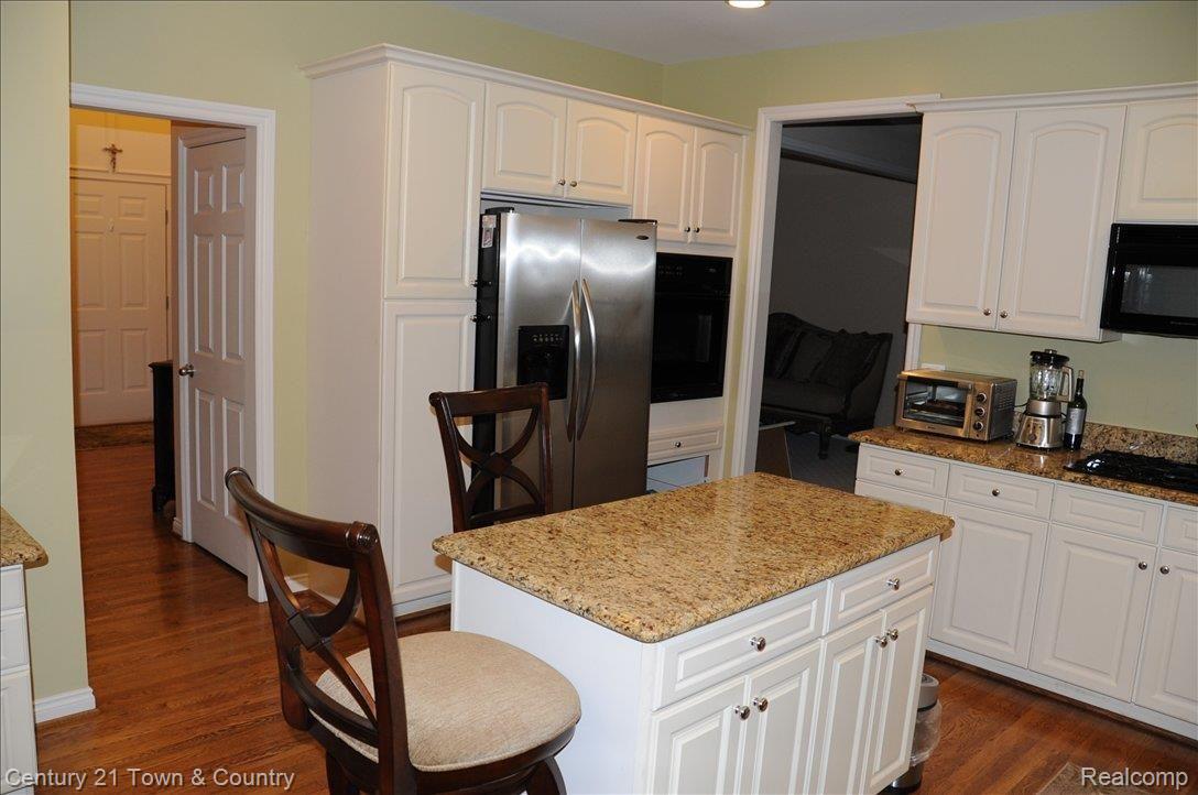 6599 Chatham Circle Rochester, MI 48306 - Photo 7 of 24 KITCHEN