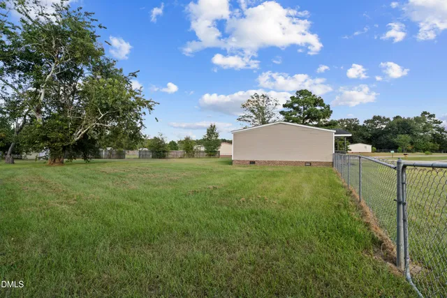 a view of a backyard