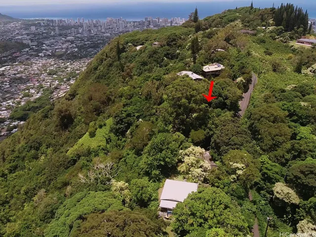 a view of a houses with a yard