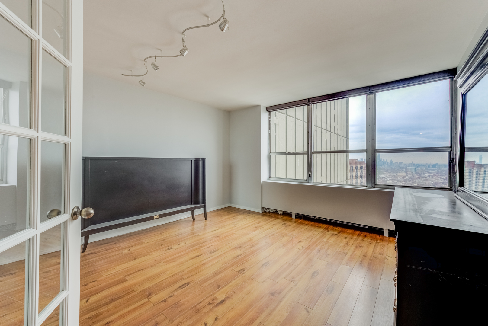 655 West Irving Park Road, Unit 5011 Chicago, IL 60613 - Photo 14 of 23 a view of an empty room with wooden floor and a window