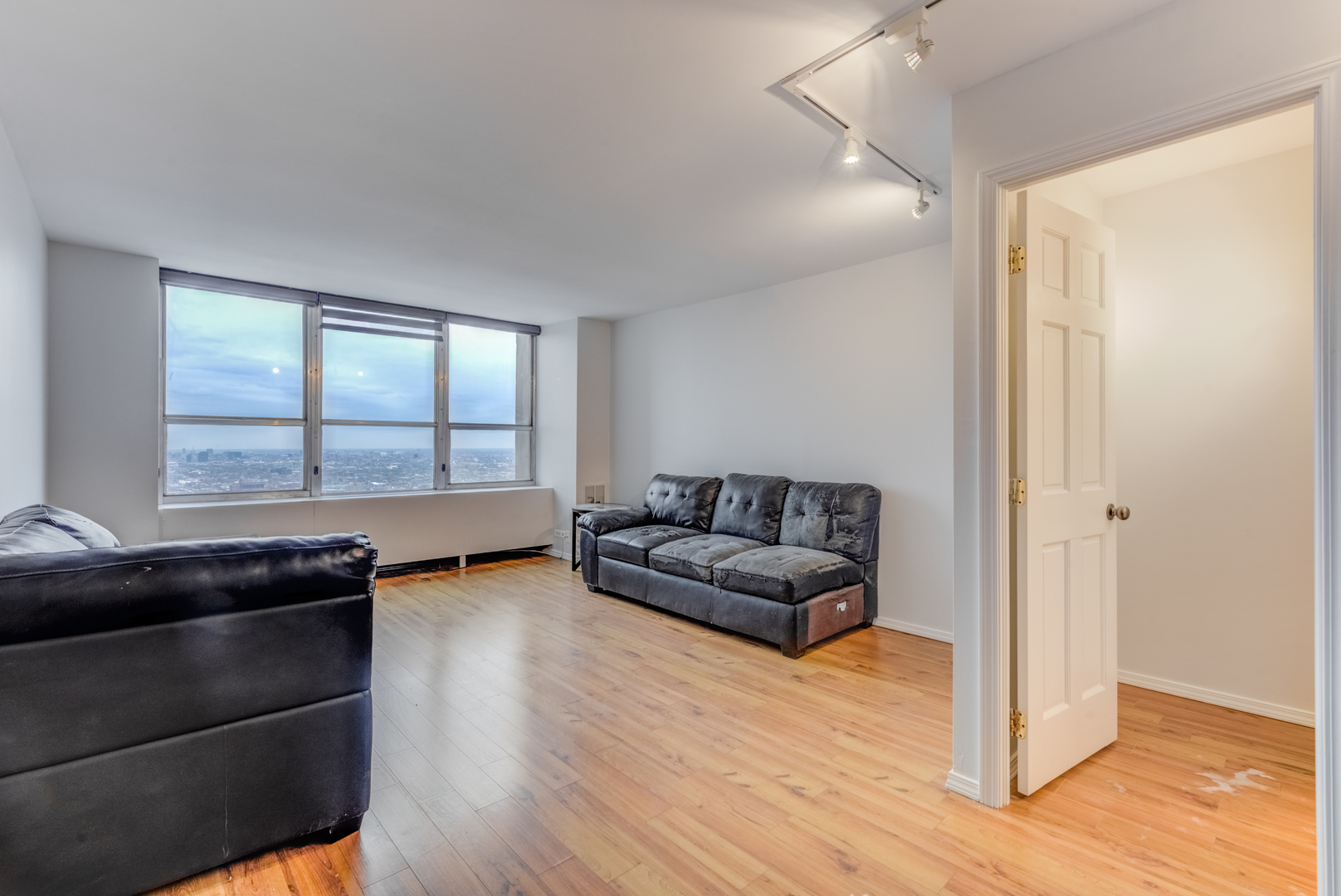 655 West Irving Park Road, Unit 5011 Chicago, IL 60613 - Photo 8 of 23 a living room with furniture and a window