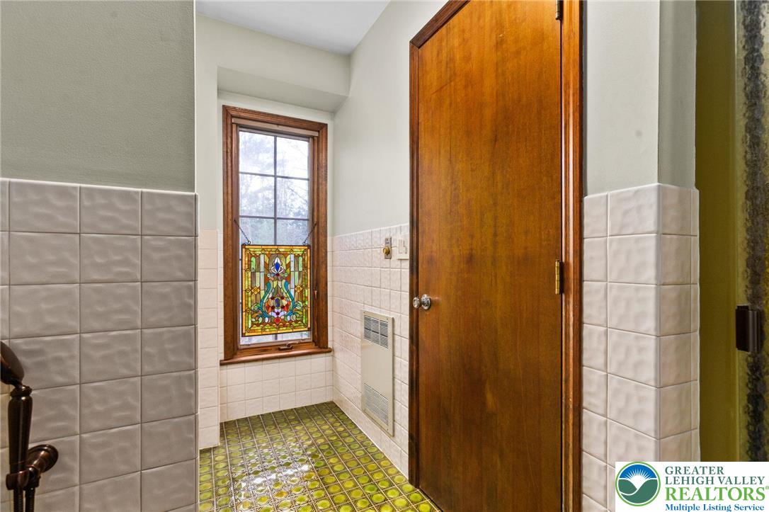 79 Country Club Road Ashland, PA 17921 - Photo 34 of 47 a bathroom with a tub