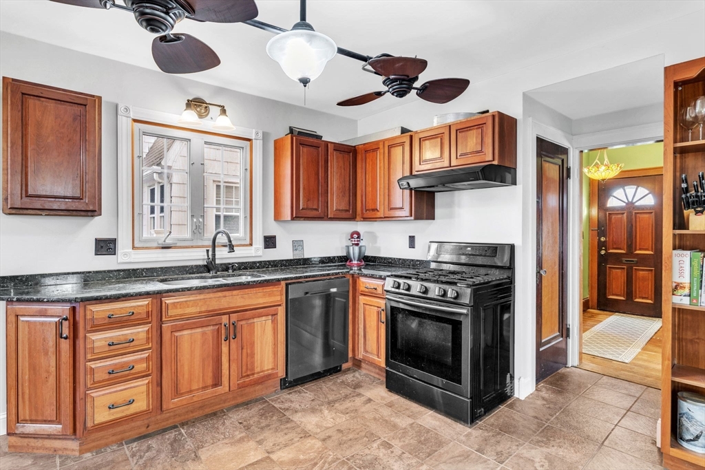 88 Redlands Street Springfield, MA 01104 - Photo 13 of 42