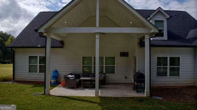 a view of a house with backyard