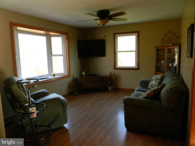 486 Shetley Road Amissville, VA 20106 - Photo 8 of 30 Living Room