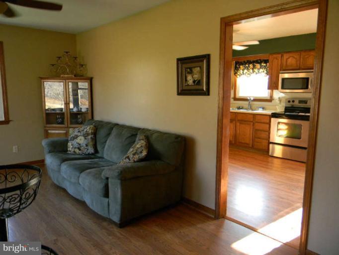 486 Shetley Road Amissville, VA 20106 - Photo 9 of 30 Living Room