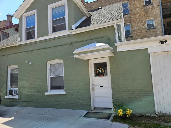 $1,245 | 7328 North Honore Street, Unit COACHHS1, Chicago, IL 60626