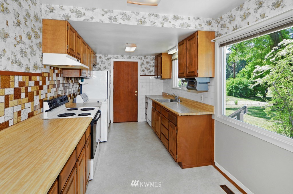 4338 Tracyton Beach Road Northwest Bremerton, WA 98310 - Photo 10 of 24 Gallery Image 10