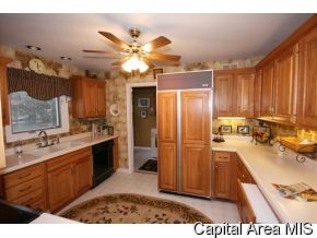2016 Schoolhouse Lane Springfield, IL 62704 - Photo 4 of 10 Gallery Image 4