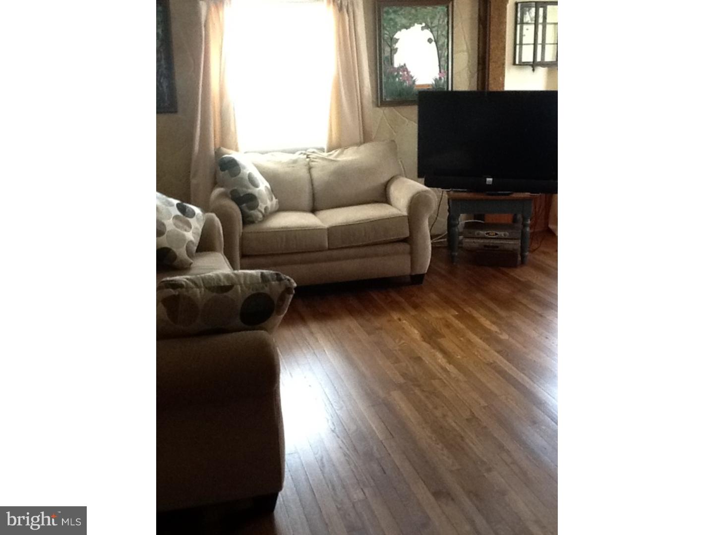 29 Lea Road New Castle, DE 19720 - Photo 3 of 11 Living Room