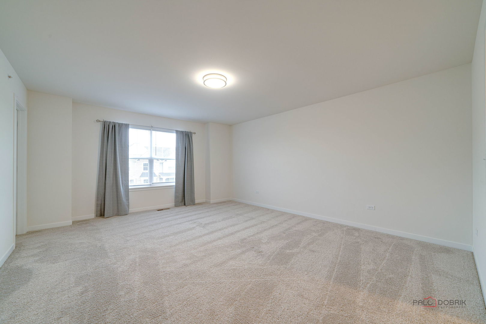 356 Hoffmann Drive Buffalo Grove, IL 60089 - Photo 20 of 35 an empty room with windows