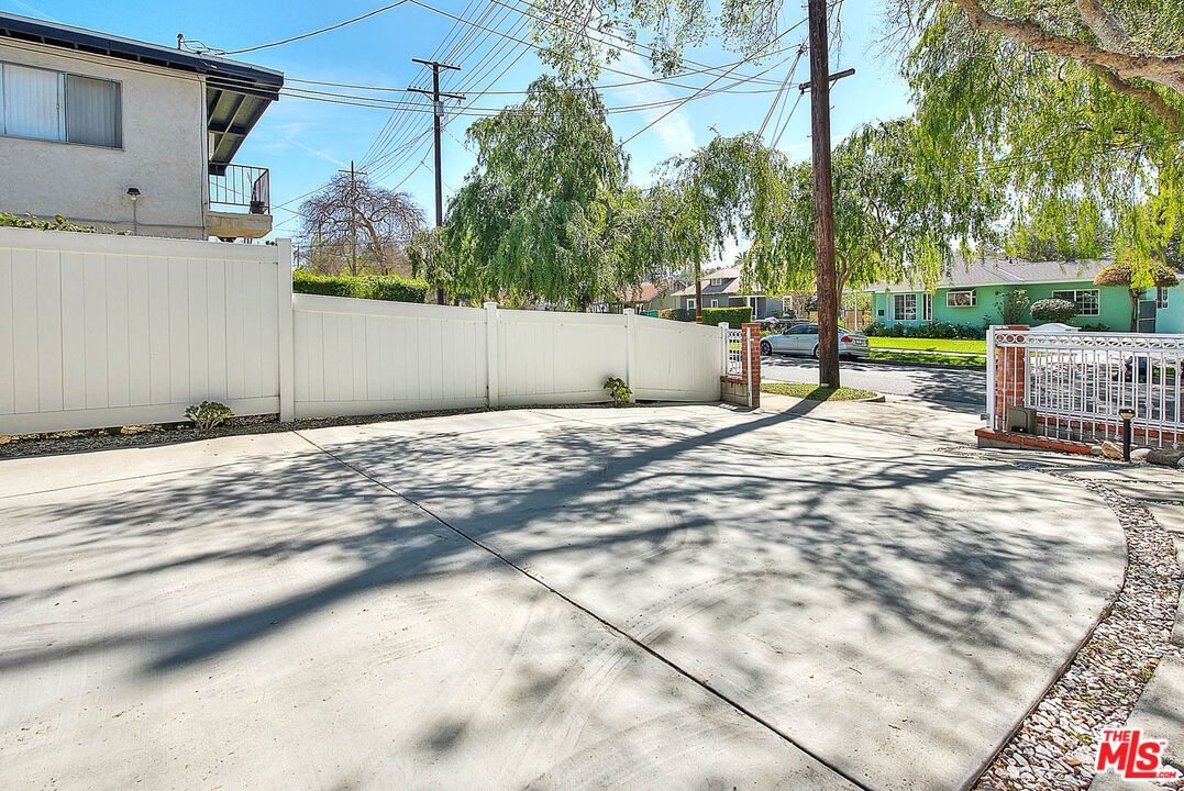283 West Howard Street Pasadena, CA 91103 - Photo 20 of 21 a view of a backyard