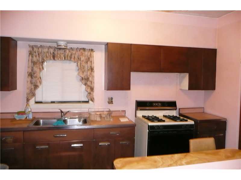 154 Hinkel Road Pittsburgh, PA 15229 - Photo 4 of 8 Kitchen.