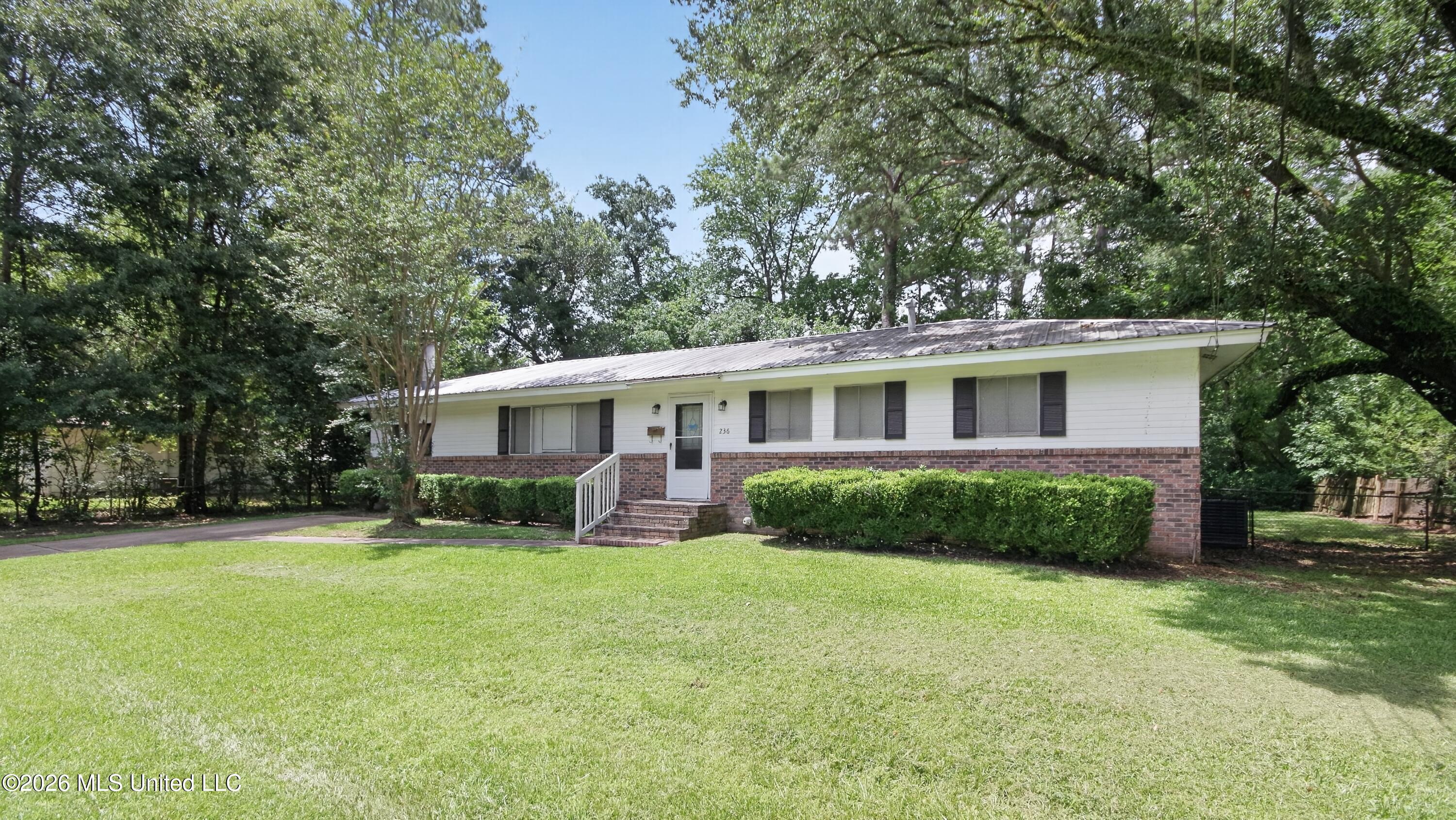 236 South Canton Club Circle Jackson, MS 39211 - Photo 2 of 30 06_236_S_Canton_Club_Cir-Exterior-0275