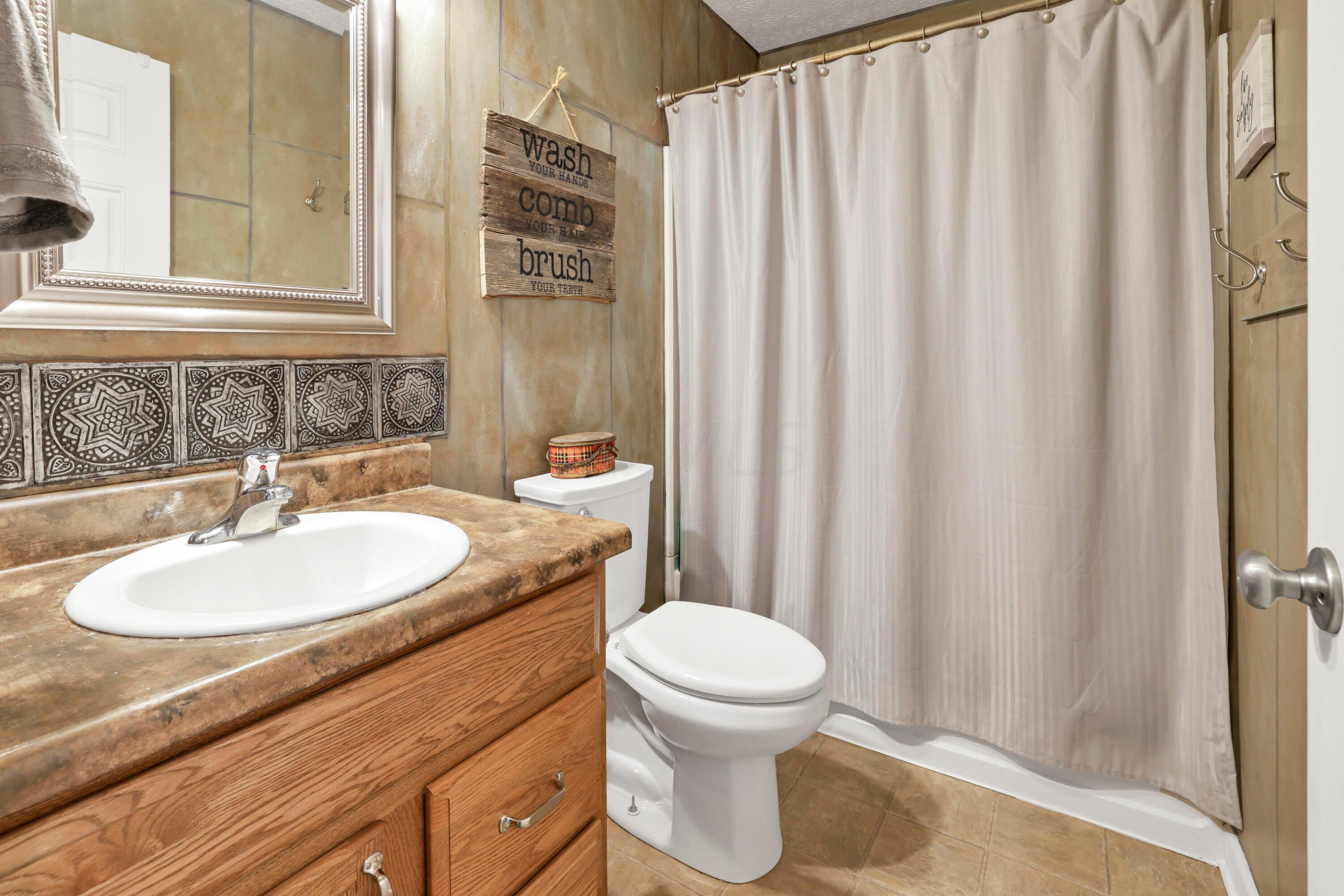 5375 York Road Southwest Pataskala, OH 43062 - Photo 30 of 70 Full hall bath