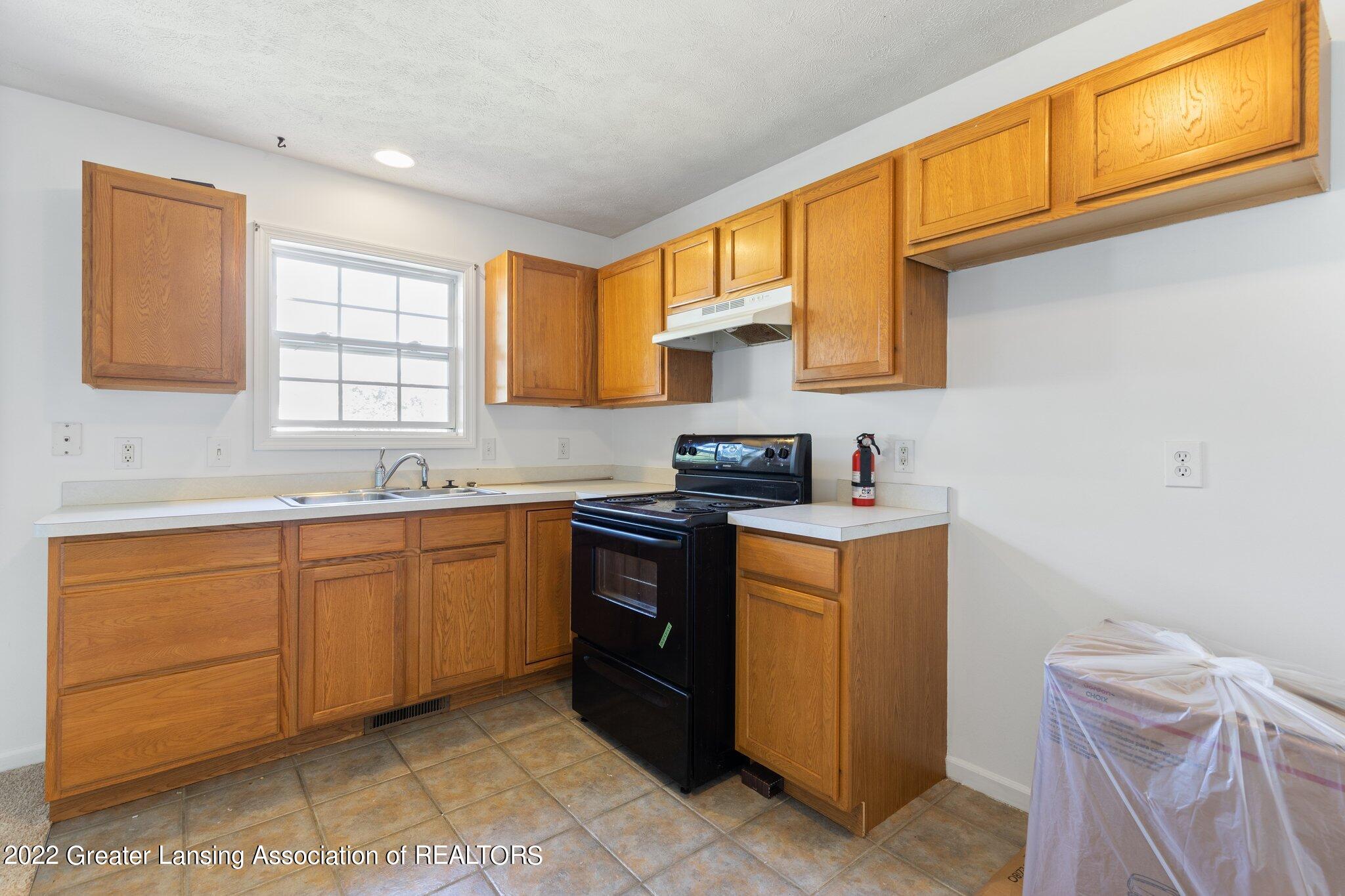 6938 North Aurelius Road Lansing, MI 48911 - Photo 9 of 22 17-web-or-mls-1P6A8837