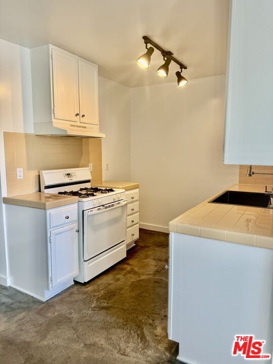 511 Rialto Avenue, Unit 1 Venice, CA 90291 - Photo 12 of 17 a utility room with cabinets washer and dryer