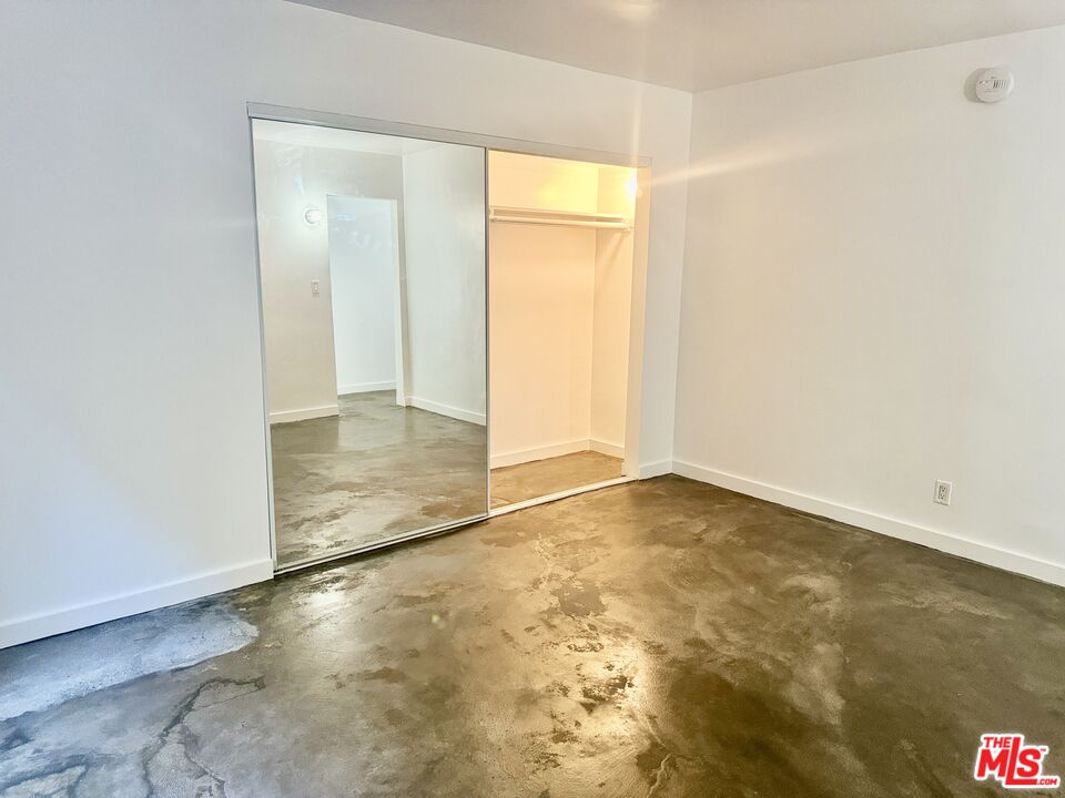 511 Rialto Avenue, Unit 1 Venice, CA 90291 - Photo 10 of 17 an empty room with a natural light