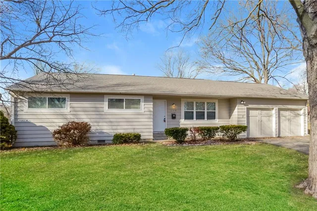 $2,120 | 11212 Lecluyse Drive, Shawnee, KS 66203