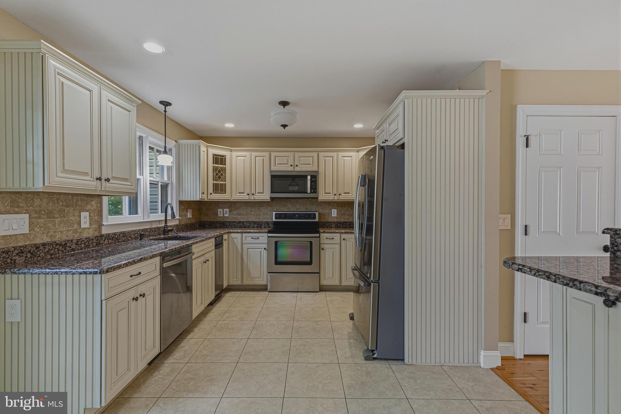 8144 Cliffview Avenue Springfield, VA 22153 - Photo 8 of 37