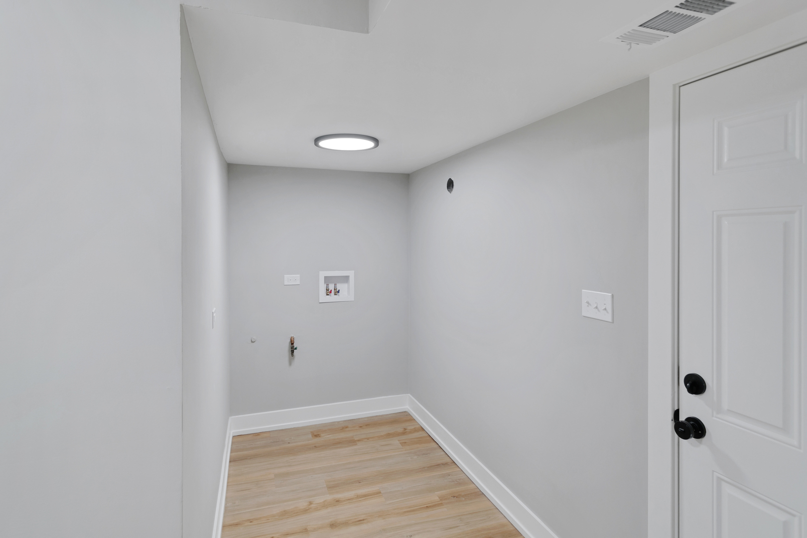 28W555 Leverenz Road Naperville, IL 60564 - Photo 11 of 21 a view of small space with wooden floor