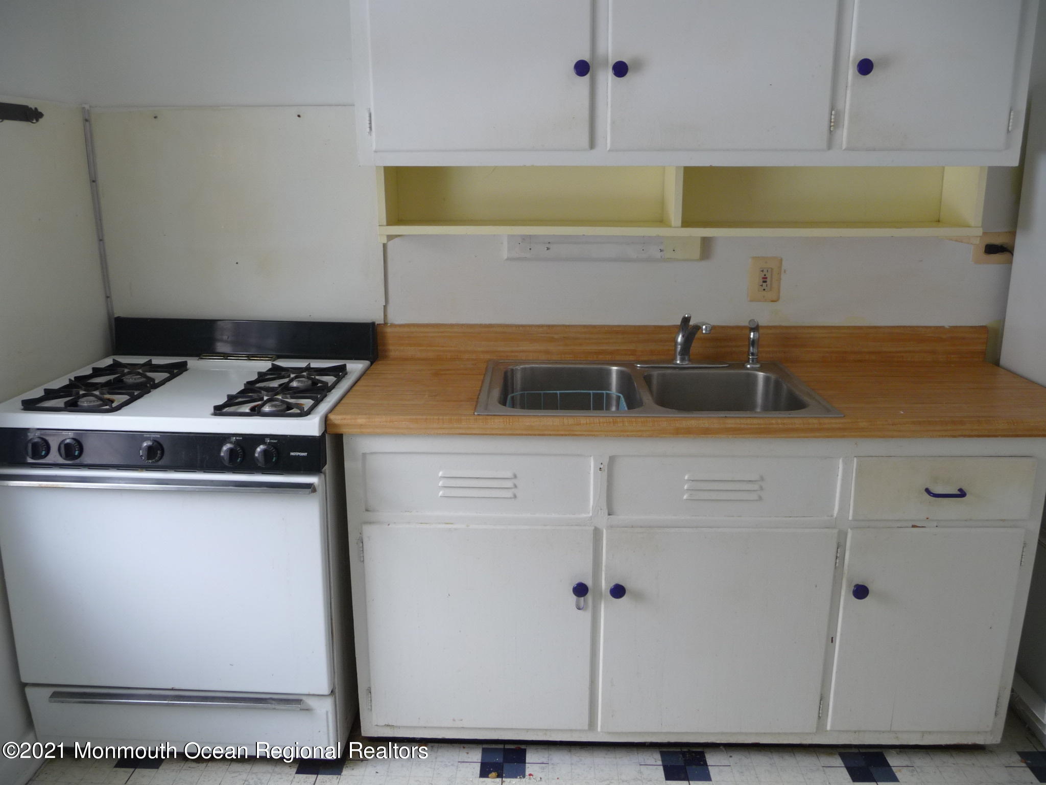 22 Pinckney Road, Unit B Red Bank, NJ 07701 - Photo 3 of 13 P1100934