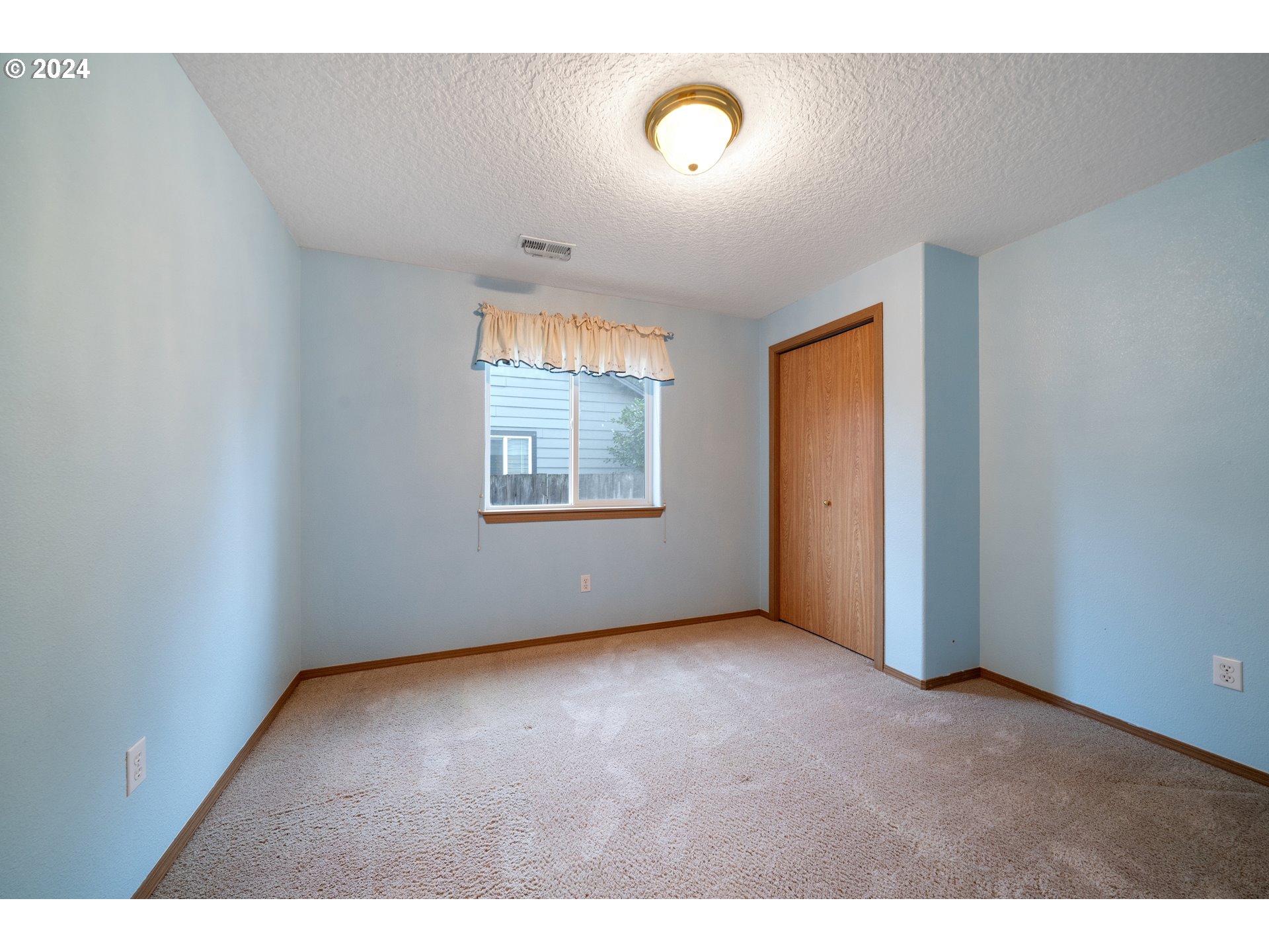 13509 Northeast 77th Street Vancouver, WA 98682 - Photo 21 of 29 an empty room with windows and closet