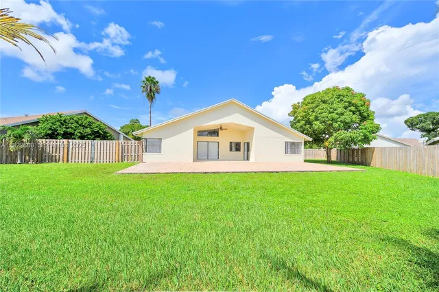 a view of a house with backyard