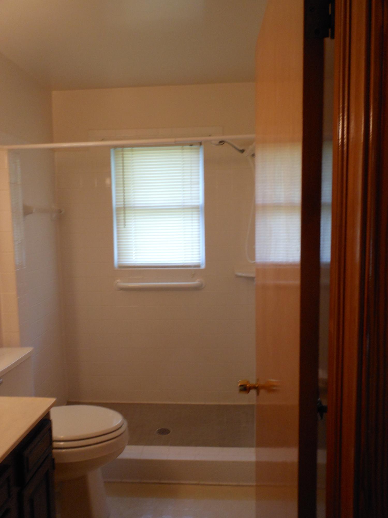 1604 Eanes Road Roanoke, VA 24014 - Photo 12 of 22 Hall Bath