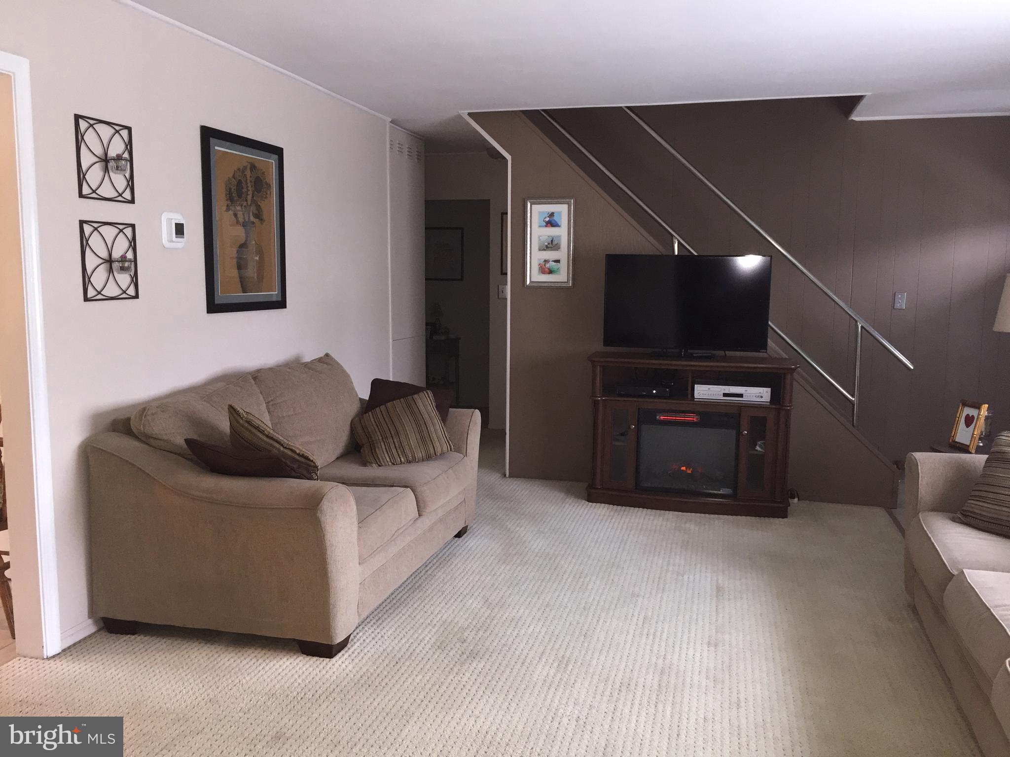 37 Cliff Road Levittown, PA 19057 - Photo 20 of 72 Living room