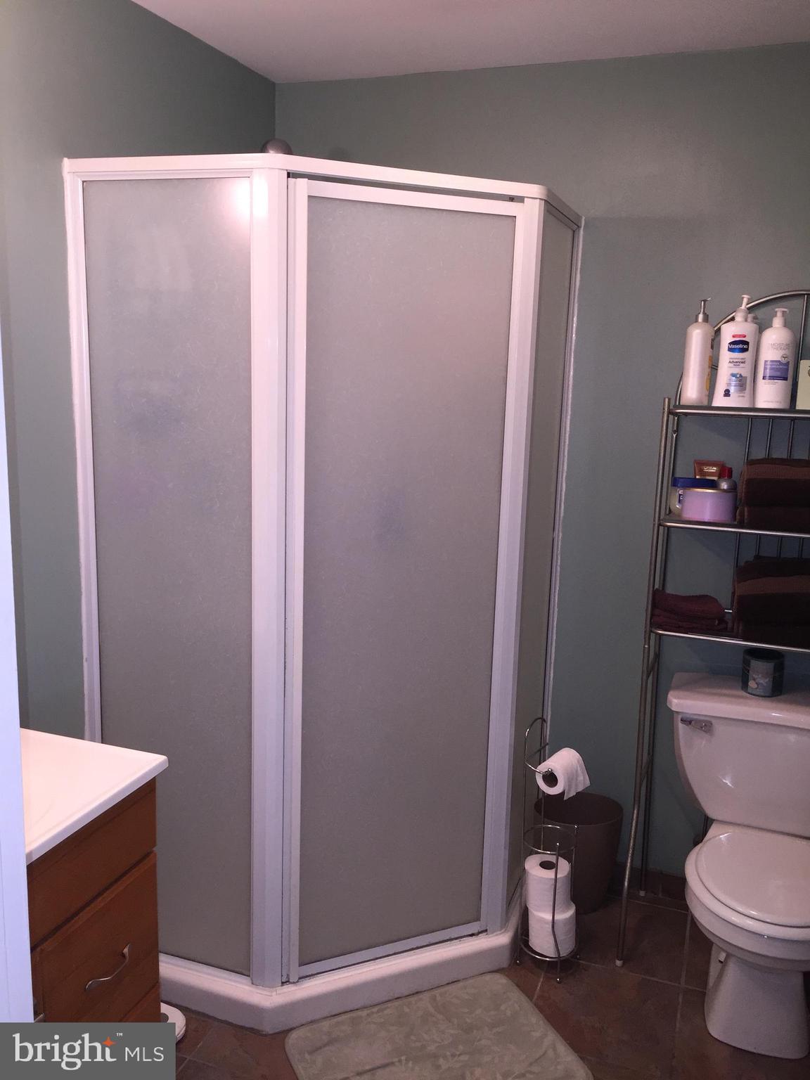 37 Cliff Road Levittown, PA 19057 - Photo 36 of 72 Master bath