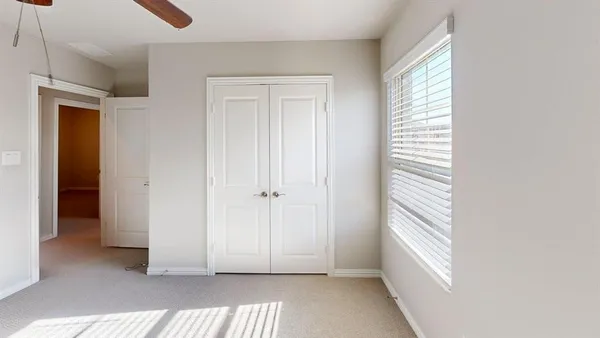 a view of entryway with window