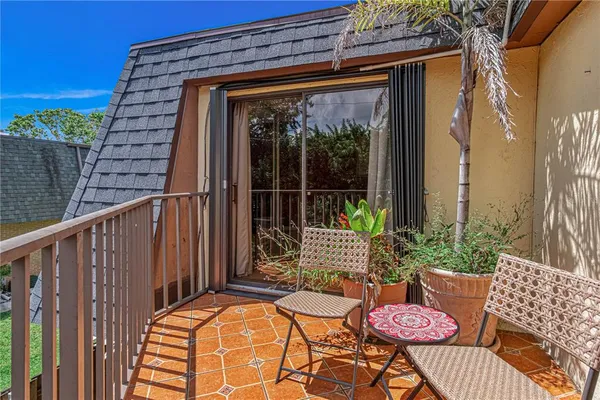 a view of entryway with a balcony