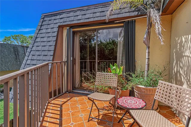 a view of entryway with a balcony