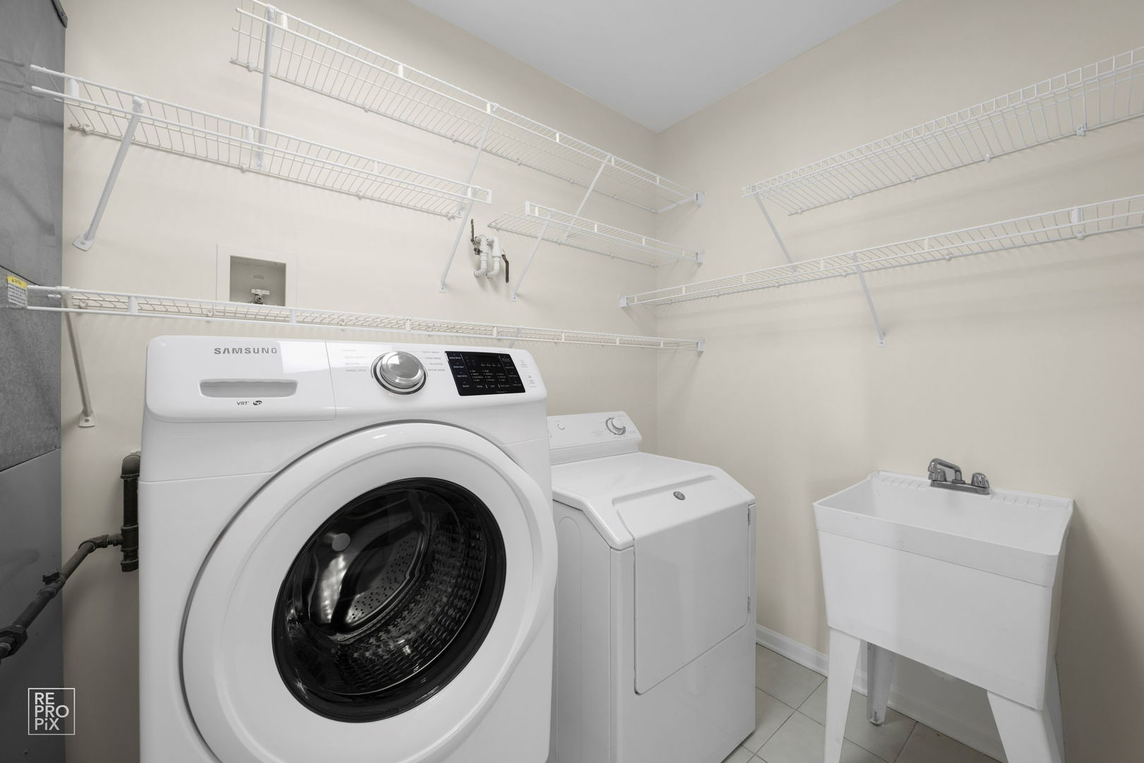 640 McHenry Road, Unit 208 Wheeling, IL 60090 - Photo 7 of 21 a utility room with dryer and washer
