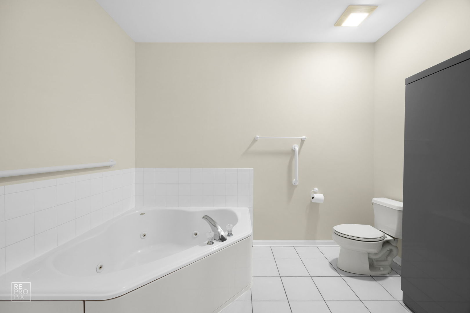 640 McHenry Road, Unit 208 Wheeling, IL 60090 - Photo 9 of 21 a bathroom with a bathtub and toilet