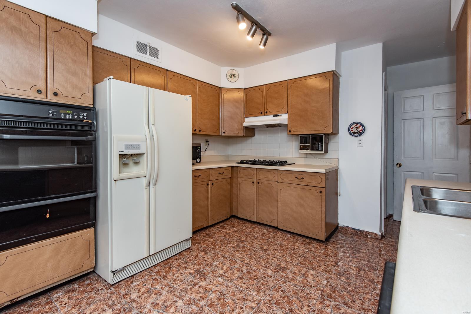 9332 MacKenzie Road St. Louis, MO 63123 - Photo 8 of 28