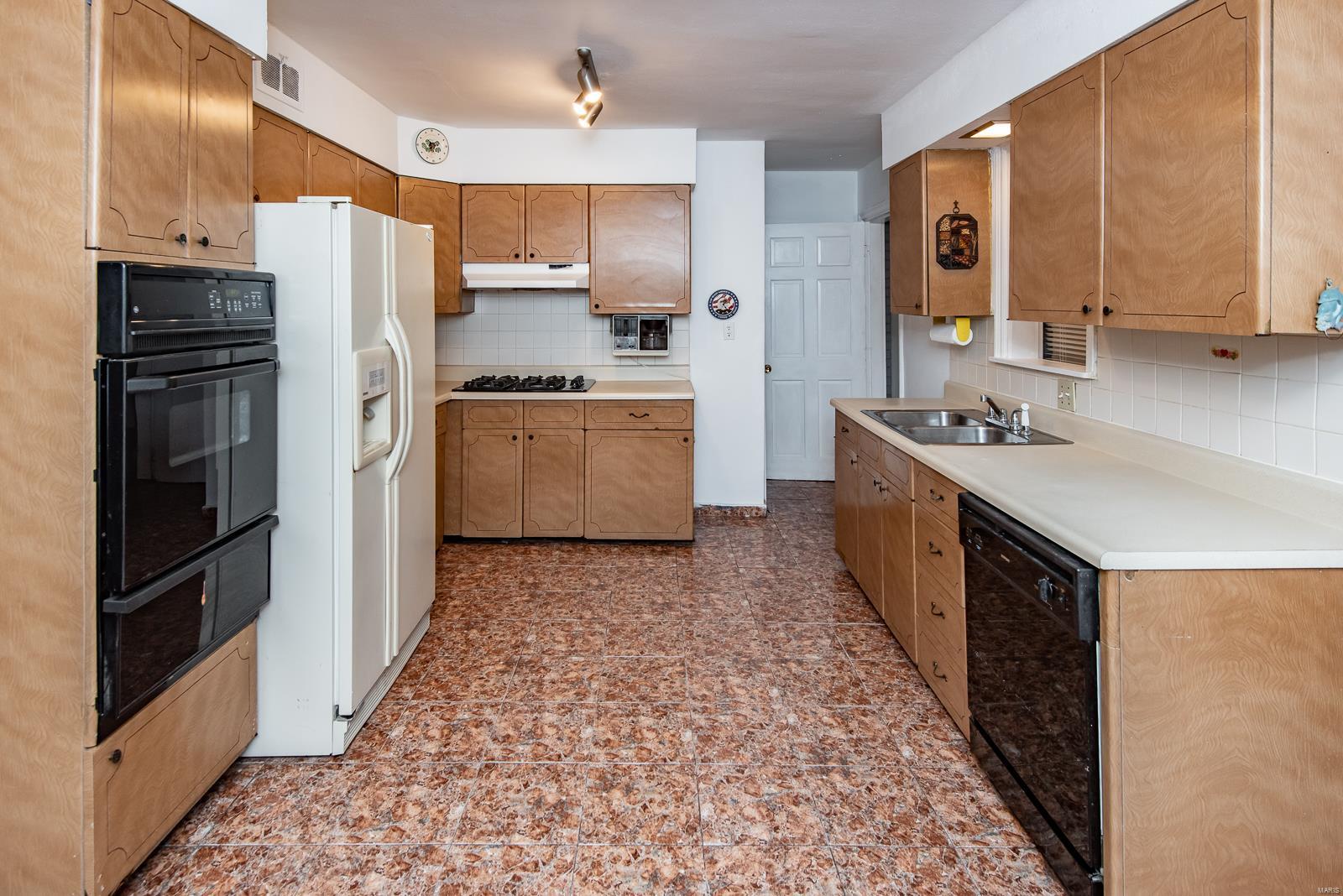 9332 MacKenzie Road St. Louis, MO 63123 - Photo 9 of 28