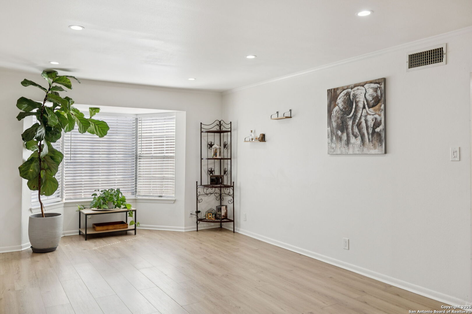 102 Ruelle Lane, Unit 220B San Antonio, TX 78209 - Photo 13 of 37 a living room with furniture and a potted plant