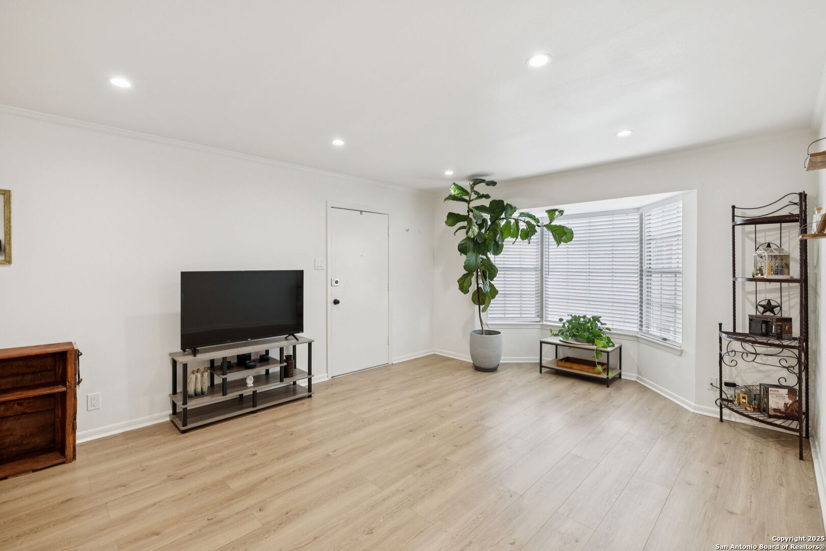102 Ruelle Lane, Unit 220B San Antonio, TX 78209 - Photo 9 of 37 a living room with furniture and a flat screen tv