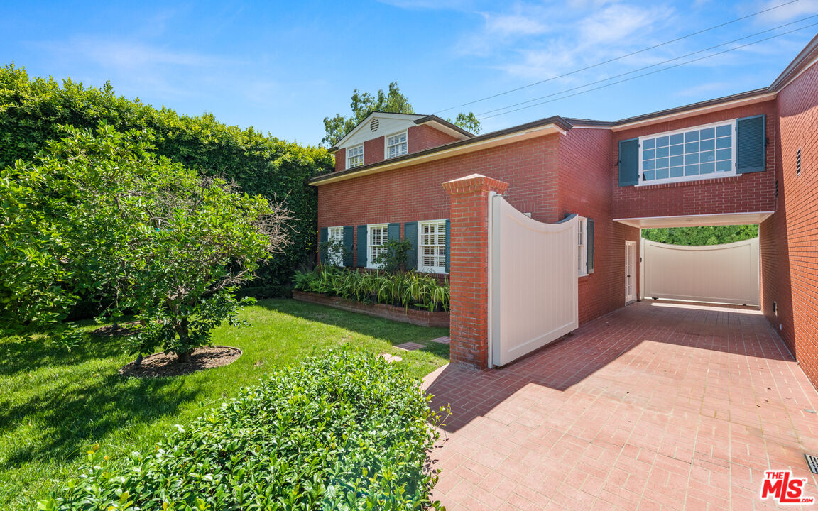 805 North Alpine Drive Beverly Hills, CA 90210 - Photo 44 of 48 a front view of a house with a yard