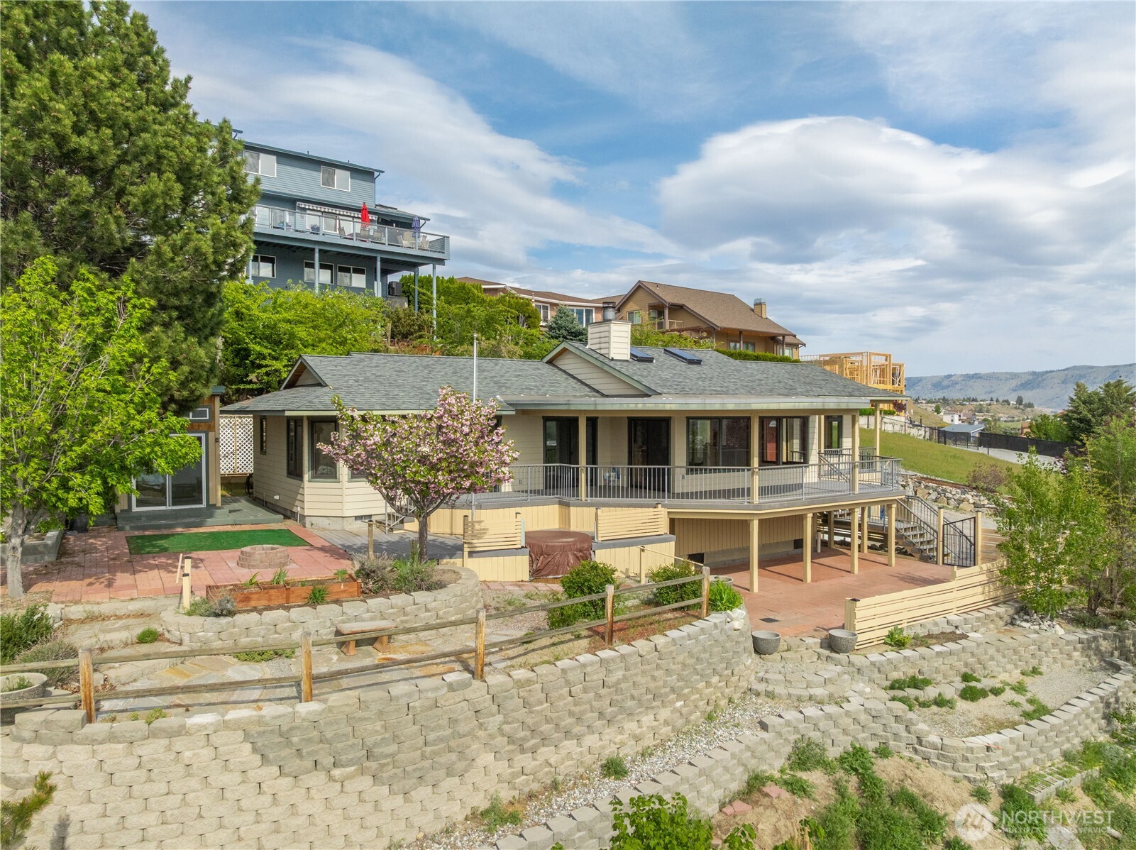 114 Riviera Place Chelan, WA 98816 - Photo 1 of 40 Gallery Image 1