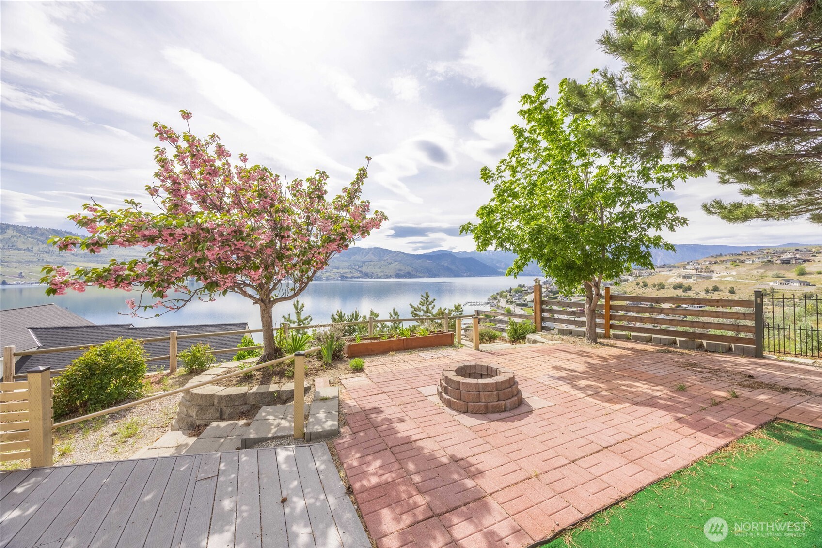 114 Riviera Place Chelan, WA 98816 - Photo 4 of 40 Gallery Image 4