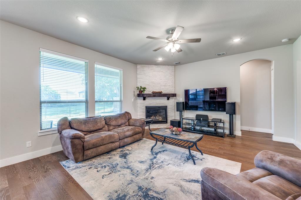 912 Fallbrook Avenue Denton, TX 76210 - Photo 3 of 26